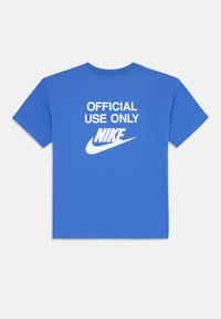 Mėlyna trumpomis rankovėmis marškinėliai su balta užrašu "OFFICIAL USE ONLY" ir Nike logotipu ant nugaros, pristatyti prieš baltą foną.