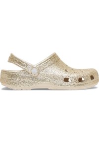 Błyszczący złoty klapek z otwartym tyłem, otworami wentylacyjnymi i okrągłym akcentem logo. Miękki materiał i lekka konstrukcja dla komfortu.