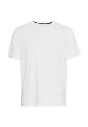 Tricou alb cu mânecă scurtă, realizat dintr-un material moale, având un gât clasic rotund și o croială relaxată, puțin boxy.