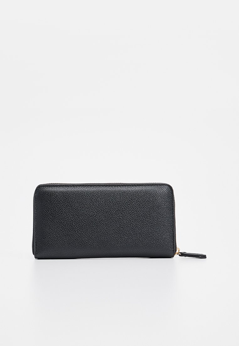 Portefeuille en cuir noir avec une surface texturée, de forme rectangulaire, fermeture à zip et finitions en métal doré. Design compact pour un rangement facile.