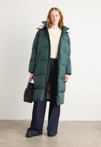 Lacoste Abrigo de plumas - sinople/lapland