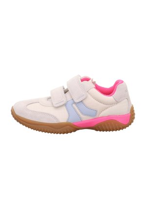 Sportowy but dziecięcy z beżową tkaniną, jasnoniebieskim bocznym detalem, różowym wnętrzem i akcentem na podeszwie, brązową teksturowaną gumową podeszwą zewnętrzną oraz dwoma paskami na rzepy.