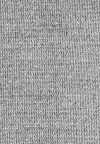 Gråt strikket stof med en fin tekstur, der viser et ensartet mønster af lodrette striber. Blødt og elastisk materiale.