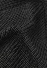 Czarna dzianina o prążkowanej fakturze, z wyraźnymi, pionowymi liniami i miękkim, lekko elastycznym wyglądem.