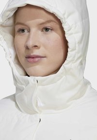adidas Sportswear HELIONIC biały
