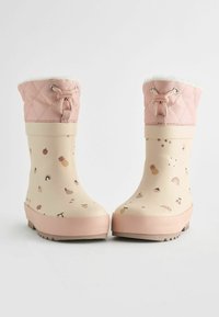 Bottes en caoutchouc imperméables rose et beige avec un haut matelassé, doublure en fausse fourrure et des motifs ludiques de fruits et d'arcs-en-ciel. Semelle en caoutchouc pour l'adhérence.