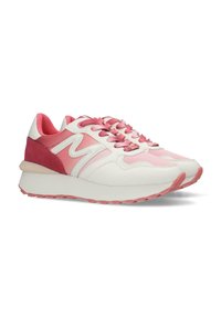 Sneaker rosa e bianche con una tomaia testurizzata, dotate di lacci, suola ammortizzata e una intersuola bianca con dettagli sui lati.