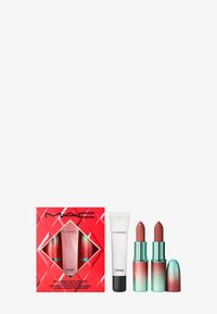 De MAC Lipglass-set bevat twee matte lippenstiften in een vervagend verpakking, een witte lipgloss tube en een rode doos met geometrisch ontwerp.