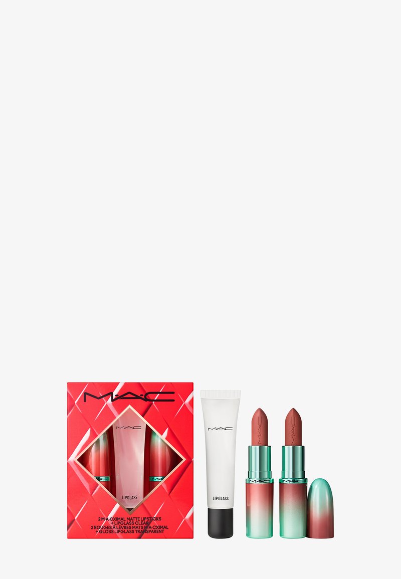 Set de Lipglass de MAC comprenant deux rouges à lèvres mats dans un emballage dégradé, un tube de gloss à lèvres blanc et une boîte rouge à motif géométrique.