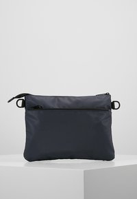 Borsetta in nylon grigio con texture liscia, dotata di una zip superiore e di una tasca con zip sul retro. Anelli laterali per attacco o trasporto.