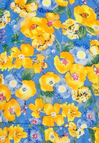 Tissu floral présentant des fleurs jaunes vives et bleues sur un fond bleu clair, avec des feuilles vertes et des accents roses. Design doux et texturé.