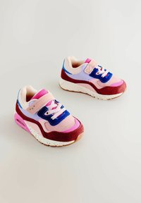Kolorowe sneakersy z różowymi, czerwonymi i niebieskimi materiałami. Projekt zawiera teksturowany zamszowy obcas oraz oddychający siateczkowy język z nakrapianą podeszwą.