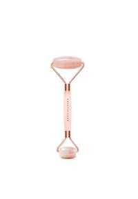 Rouleau en quartz rose avec une poignée rose, présentant une pierre grande et une petite à chaque extrémité, accentuées de métal doré rose. Texture claire.