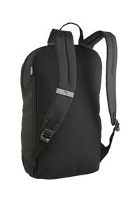 Schwarzer Rucksack mit gepolstertem Design, strukturiertem Stoff, verstellbaren Riemen und einem Reißverschlussfach. Mit grauer Logo-Akzent.