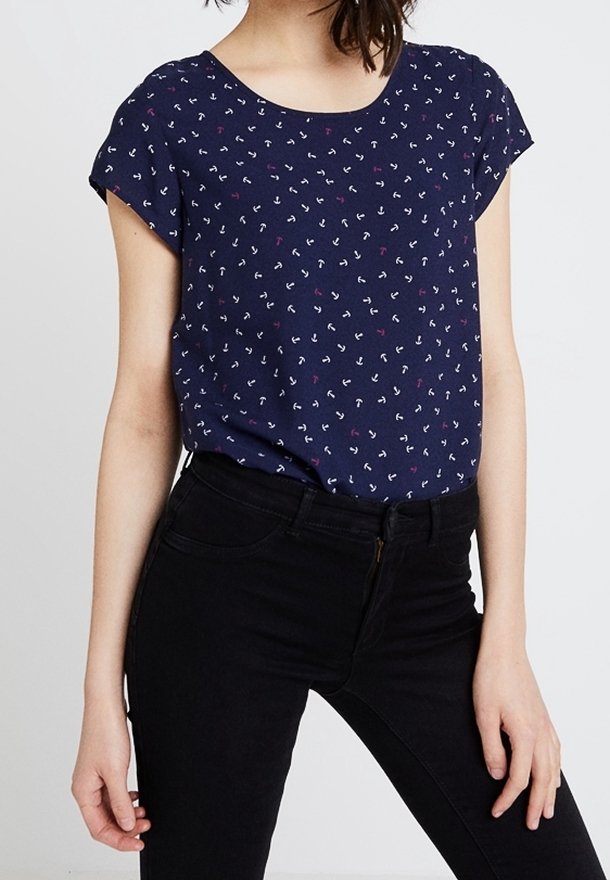 Mörkblå kortärmad topp med rundad halsringning, prydd med ett litet anktryck i vitt och rosa. Mjukt, lätt material.