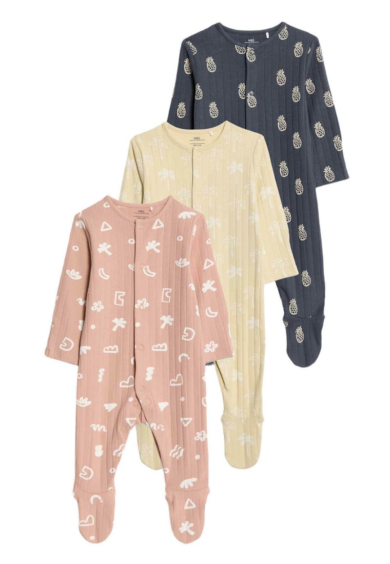 Trois combinaisons pieds pour enfants : rose avec des motifs abstraits blancs, jaune pâle avec des designs blancs, et bleu marine avec des ananas blancs.