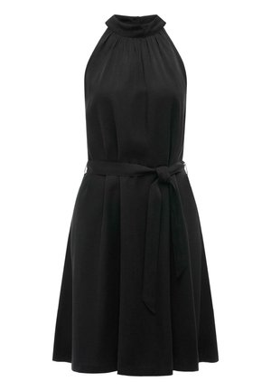 Sort ærmeløs halterneck-kjole med høj krave og bælte i taljen, tætsiddende foroven og med skørt, der flæser ud.