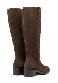 Brązowe zamszowe botki do kolan o gładkiej fakturze, na słupkowym obcasie, z pionowymi przeszyciami po bokach.