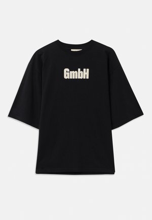 Schwarzes, übergroßes Kurzarm-T-Shirt mit weißem, zentriertem "GmbH"-Schriftzug auf der Vorderseite.
