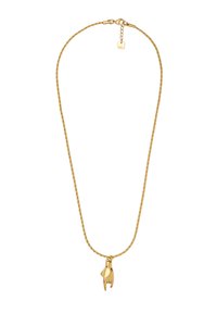 Collar de oro con una cadena trenzada texturizada y un colgante en forma de mano, que presenta un acabado brillante y una pequeña etiqueta de marca.