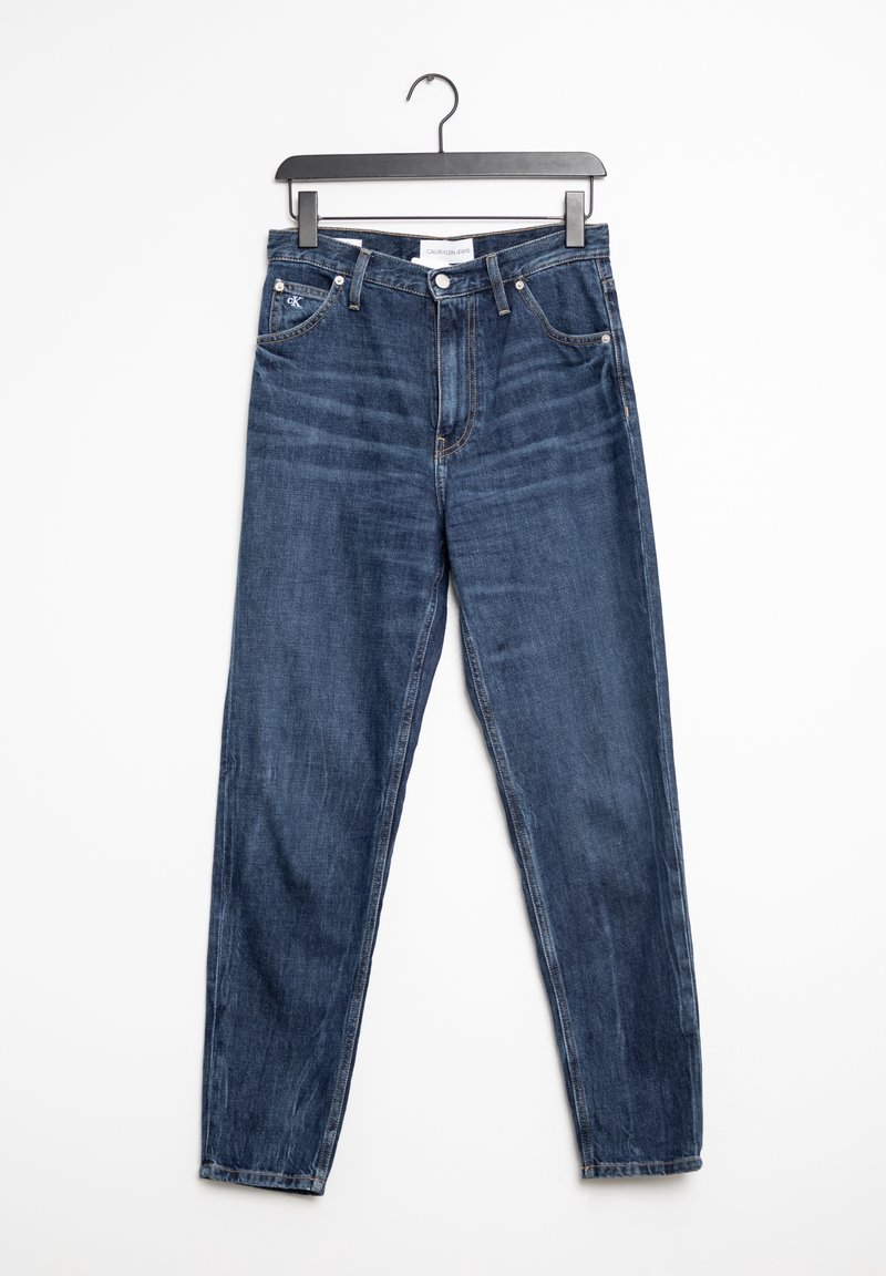 Mörkblå denimjeans med rak benform, fem fickor och detaljer i kopparstygn; hänger från en svart plastkrok.