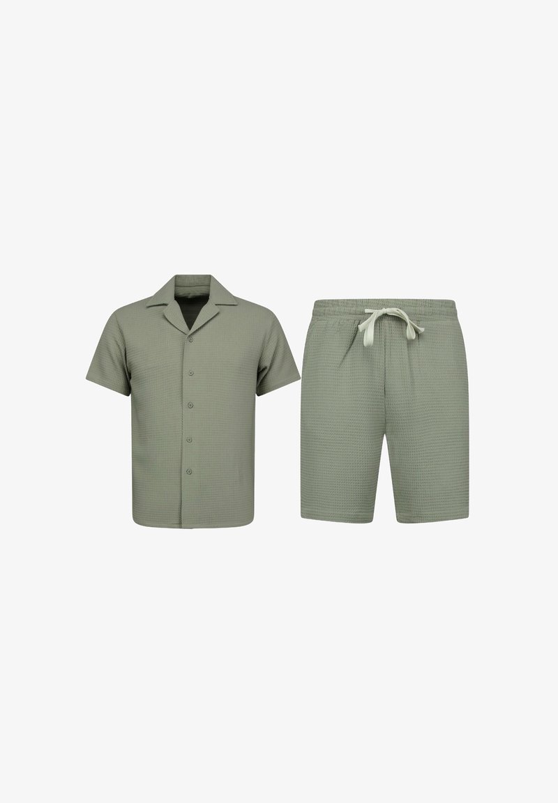 Twee-delig set bestaande uit een korte mouwen gekleed shirt en bijpassende shorts. Beide in een gestructureerde lichtgroene stof met knopen en een elastische tailleband.