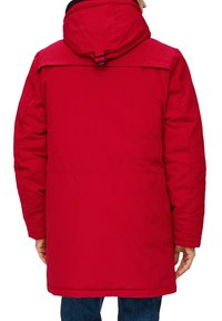 Parka rossa imbottita con cappuccio, dotata di una linguetta sul retro, polsini elasticizzati e design di lunghezza media. Texture liscia con un colore uniforme.