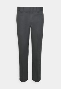 Pantalon noir en tissu lisse, avec une coupe droite, des passants de ceinture et des poches latérales. Pas de motifs ni d'accents visibles.