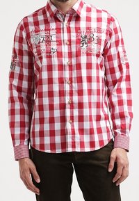 Camicia a quadri rossi e bianchi con bottoni dorati, caratterizzata da loghi ricamati e polsini a quadri a contrasto.