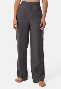 Donkergrijze linnen wijde-pijpen broek met een hoge taille, knoopsluiting en zijzakken. Zachte textuur en rechte silhouet.