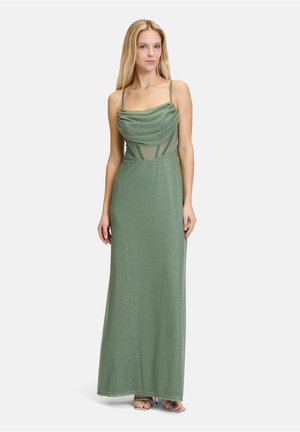 Langes, schimmerndes grünes Kleid mit einem Cowl-Ausschnitt, dünnen Trägern und transparenten Seiteneinsätzen, das einen figurbetonten Oberteil und einen fließenden Rock enthält.