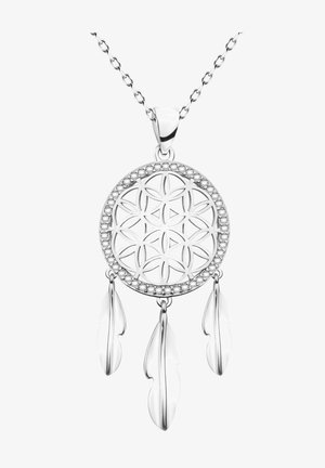 Srebrny wisiorek z okrągłym wzorem filigranowym, ozdobiony akcentami kamieni szlachetnych oraz trzema zwisającymi piórkami. W zestawie łańcuszek.