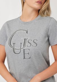 Guess STUDDED - T-shirt con stampa - grau