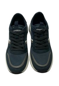 Scarpe da ginnastica blu scuro realizzate in materiali in rete e camoscio, con una striscia di accento bianca e suole testurizzate con bordi arrotondati.