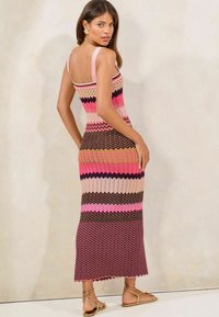 Abito maxi lavorato a maglia con motivo a zigzag nei colori rosa, marrone e crema, con spalline sottili, corpetto aderente e orlo svasato.