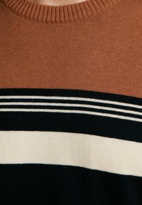 Sweter dzianinowy z brązową górną częścią, czarnymi i kremowymi poziomymi paskami oraz prążkowanym okrągłym dekoltem. Miękka faktura z warstwowymi kolorami.