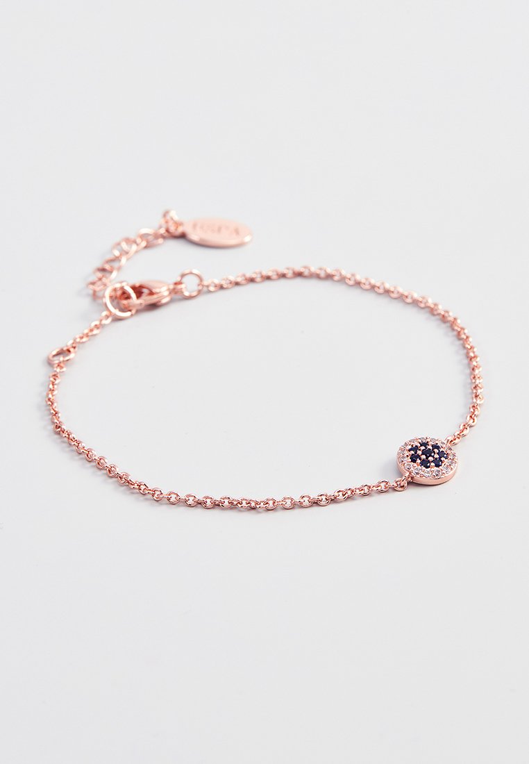 Bracelet en or rose avec une chaîne délicate, ornée d'un pendentif rond embellit de pierres foncées entourées de petites pierres claires.
