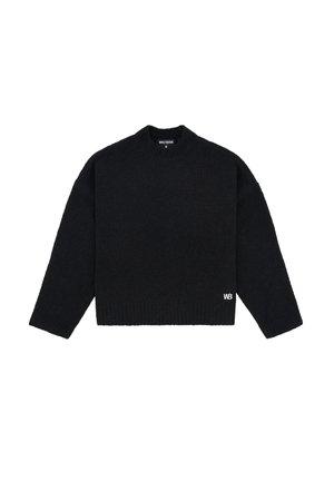 Zwarte trui met een ronde hals, lange mouwen en een geribbelde zoom. Gemaakt van een zachte, gestructureerde stof. Bevat een klein wit logo aan de onderkant.