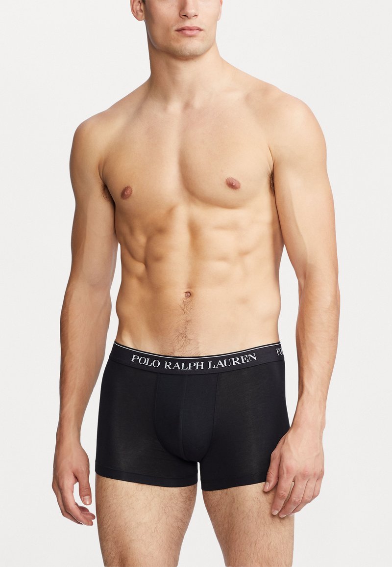 Boxeri negri din bumbac, cu un brâu lat ce prezintă logo-ul "POLO RALPH LAUREN" în alb. Textură moale, potrivire confortabilă și lungime medie până la coapsă.