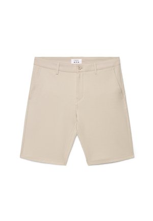 Pantaloncini beige fino al ginocchio con passanti per cintura, bottone frontale, chiusura con zip e tasche laterali inclinate, distesi su uno sfondo bianco.