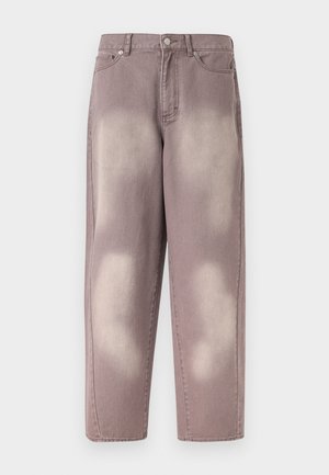 Jean en denim délavé violet, taille haute, fermeture par bouton, avec deux poches avant, présenté sur un fond uni.