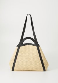 Woven straw handbag in tapering shape, akzentuiert mit schwarzen Lederträgern und einem oberen Griff. Texturierte Oberfläche und kontrastierende Farben.