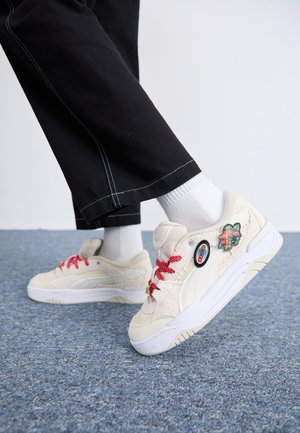 Skate shoes - white