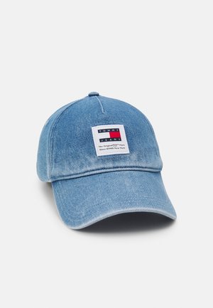 Lyseblå denim baseball kasket med en firkantet Tommy Jeans logo patch på fronten, der viser rød, hvid og marineblå farver.