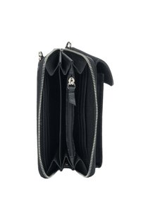 Czarny skórzany portfel z zamkiem błyskawicznym wokół, wieloma miejscami na karty oraz centralną komorą na zamek. Teksturowana powierzchnia i srebrne elementy metalowe.