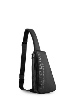 Schwarze dreieckige Umhängetasche mit verstellbarem Träger und Reißverschluss, vorne mit dem Markenschriftzug "Camp David Performance".