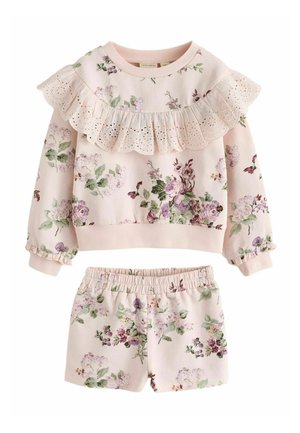 Rosa langärmliges Oberteil mit Lochspitzenvolant und passenden Shorts mit elastischem Bund, beide mit lila und grünen Blumenmustern.