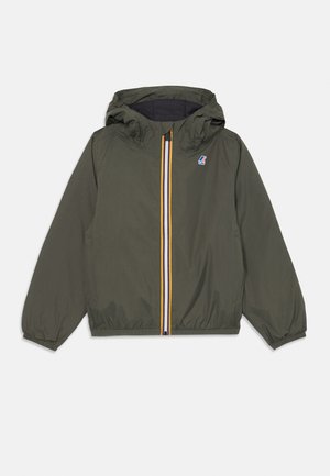 Giacca leggera verde con cappuccio, caratterizzata da una zip frontale decorata con strisce gialle, blu e bianche. Tessuto morbido, polsini elasticizzati.