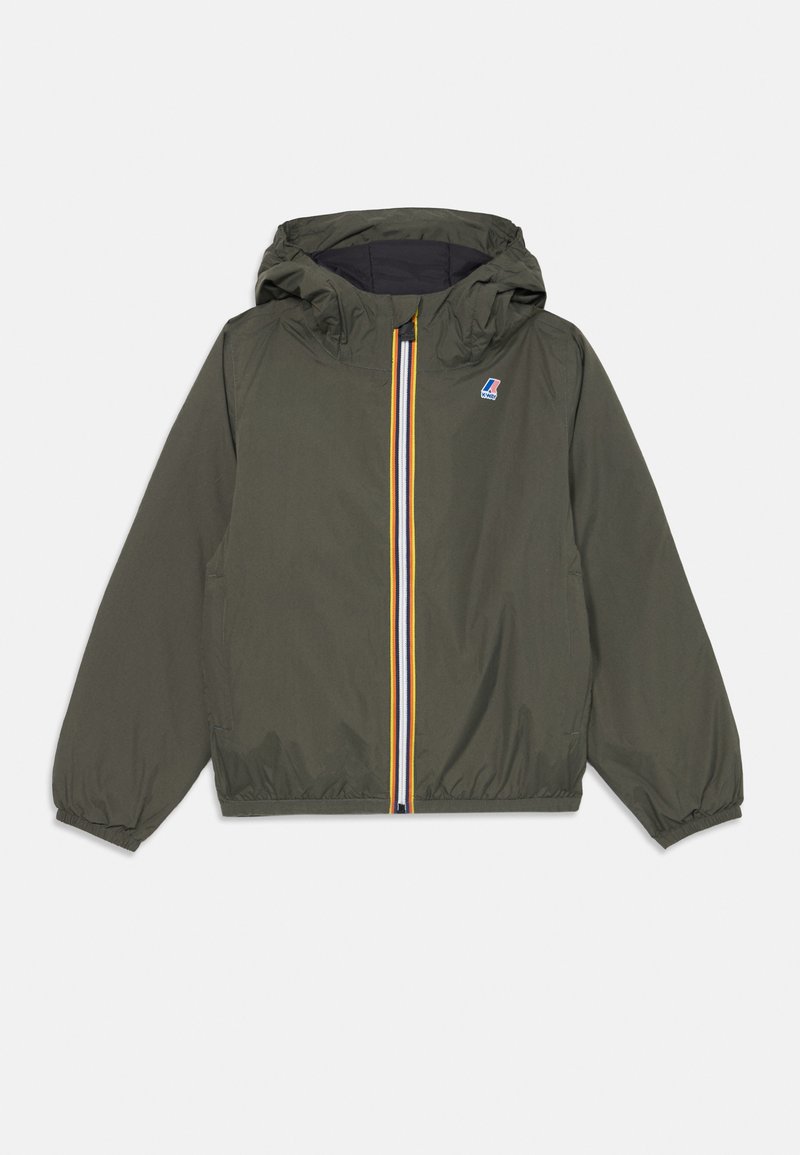 Žalia lengva striukė su kapišonu, su priekyje esančiu užtrauktuku, papuoštu geltonomis, mėlynomis ir baltomis juostelėmis. Minkšta tekstūra, elastingi rankogaliai.