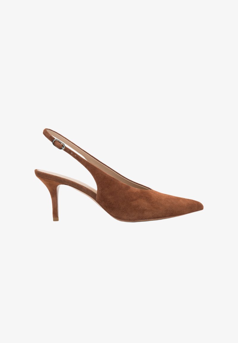 Bruine suède slingback hoge hak schoen met een spitse neus en een slanke hak. Kenmerkt zich door een uitsnijdontwerp en een verstelbare enkelband.
